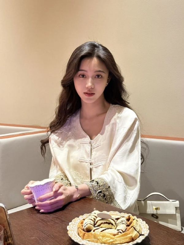 Anna的第一张照片--王婆说媒