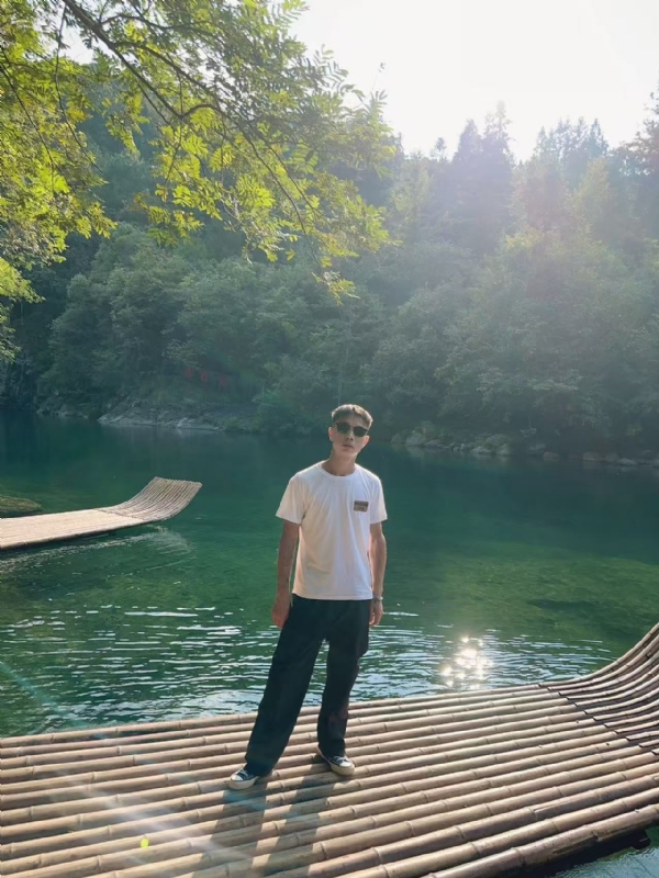 林言的第三张照片--王婆说媒